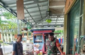 Babinsa Sepang Jalin Kedekatan Lewat Komsos Bersama Warga babinsa