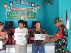 Babinsa Koramil Kurun Dampingi Penyaluran BLT Dana Desa di Teluk Nyatu babinsa